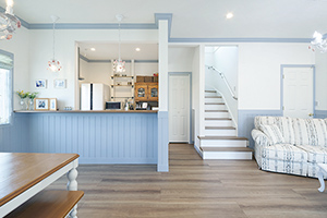 グレイッシュブルーの腰壁でオリジナルリビング