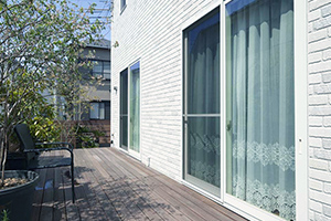 都市の中でも自然感じるウッドデッキ