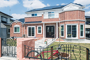 高級感と個性をレンガタイルで演出［ZEH］の家