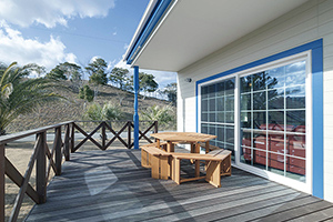 海風を感じるウッドデッキを採用